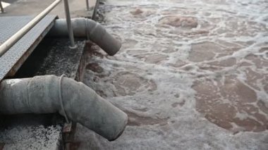 Atık su arıtma tesisinde çalışan çevre mühendisi, yeniden kullanım için geri dönüşüm tesisi