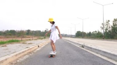 COVID-19 sırasında yolda sörf yapan Asyalı kız aktiviteler ve yeni hobiler
