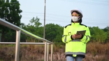 Atık su arıtma tesisinde çalışan çevre mühendisi, yeniden kullanım için geri dönüşüm tesisi