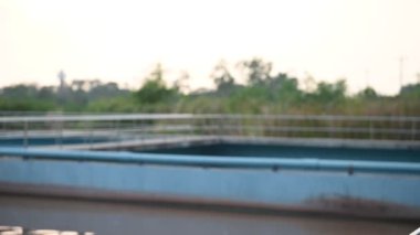 Atık su arıtma tesisinde çalışan çevre mühendisi, yeniden kullanım için geri dönüşüm tesisi