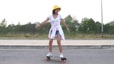 COVID-19 sırasında yolda sörf yapan Asyalı kız aktiviteler ve yeni hobiler