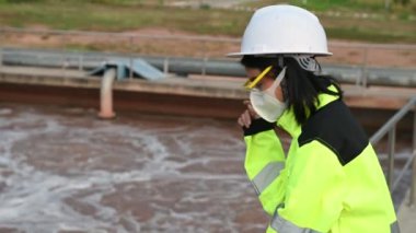Atık su arıtma tesisinde çalışan çevre mühendisi, yeniden kullanım için geri dönüşüm tesisi