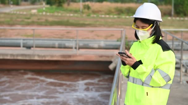 Engenheira Ambiental Trabalhando Estações Tratamento Águas Residuais — Vídeo de Stock