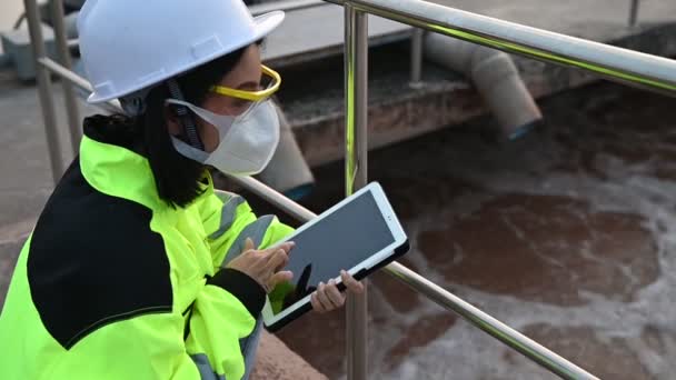 Ingeniera Ambiental Femenina Que Trabaja Plantas Tratamiento Aguas Residuales — Vídeos de Stock