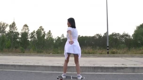 Schön Asiatische Mädchen Skating Auf Straße Bei Tag — Stockvideo