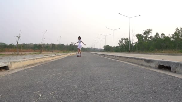 Гарненька Азіатська Дівчина Катається Ковзанах Дорозі Вдень — стокове відео