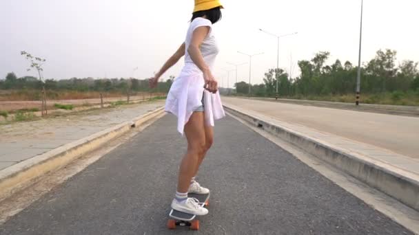 Chica Asiática Jugando Surf Skate Carretera Actividades Nuevos Pasatiempos Durante — Vídeos de Stock