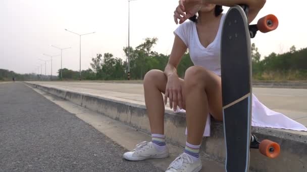 Asiatisches Mädchen Spielt Surfskate Auf Der Straße Aktivitäten Und Neue — Stockvideo