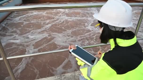 Milieukundig Ingenieur Werkzaam Afvalwaterzuiveringsinstallatie Recyclinginstallatie Voor Hergebruik — Stockvideo