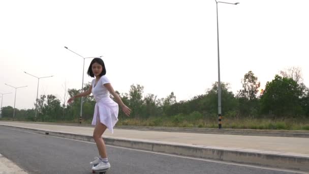 Asiatisches Mädchen Spielt Surfskate Auf Der Straße Aktivitäten Und Neue — Stockvideo