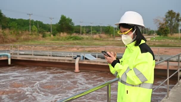 Umweltingenieur Arbeitet Der Kläranlage Recyclinganlage Zur Wiederverwendung — Stockvideo