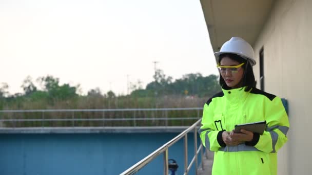 Umweltingenieur Arbeitet Der Kläranlage Recyclinganlage Zur Wiederverwendung — Stockvideo