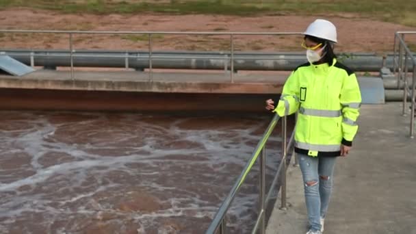 Ingeniero Ambiental Que Trabaja Planta Tratamiento Aguas Residuales Planta Reciclaje — Vídeos de Stock