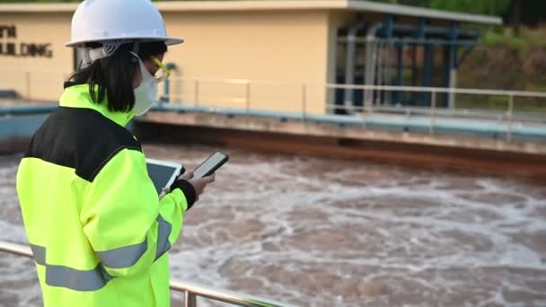 Umweltingenieur Arbeitet Der Kläranlage Recyclinganlage Zur Wiederverwendung — Stockvideo