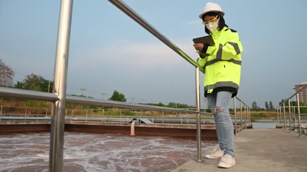 Engenheiro Ambiental Que Trabalha Estação Tratamento Águas Residuais Unidade Reciclagem — Vídeo de Stock