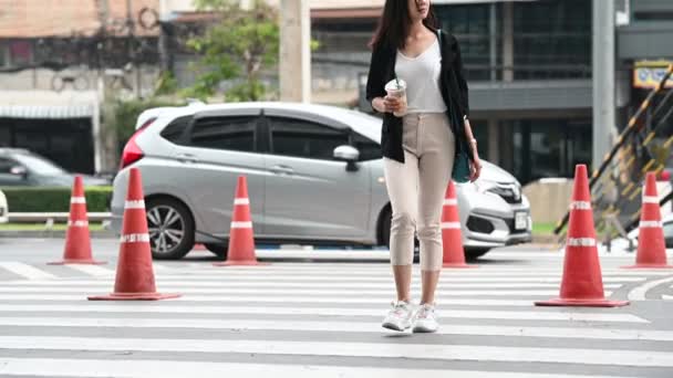 デパートを歩いている若いアジアの美しい実業家 — ストック動画