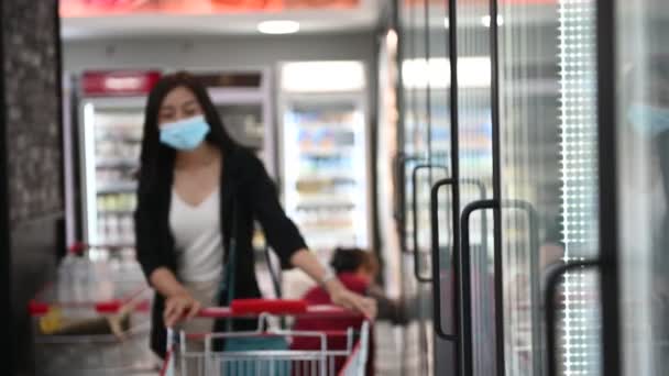 Bela Ásia Mulher Andando Compras Supermercado — Vídeo de Stock