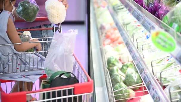 Asiatische Mutter Und Tochter Masken Beim Einkaufen Supermarkt Covid Konzept — Stockvideo
