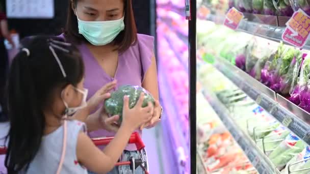 Asijské Maminka Dcera Maskách Chůze Nakupování Supermarketu Covid Koncept — Stock video