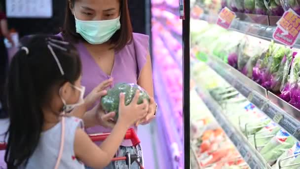 Asian Mom Daughter Masks Walking Shopping Supermarket Covid Concept — Stock Video