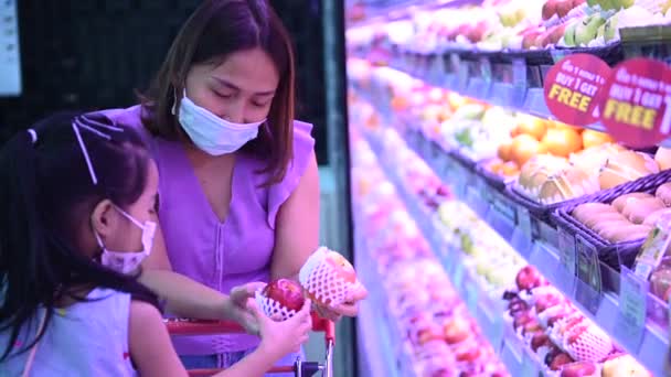 Asian Mom Daughter Masks Walking Shopping Supermarket Covid Concept — Stock Video