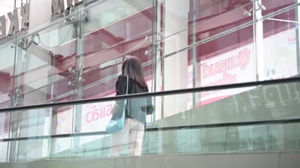 デパートを歩いている若いアジアの美しい実業家 — ストック動画