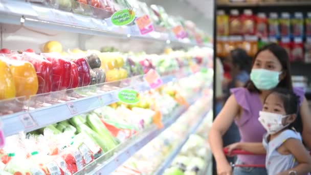 Азиатские Мама Дочь Масках Ходить Магазинам Супермаркете Covid Концепции — стоковое видео