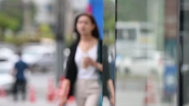 年轻的亚洲漂亮的女商人走进百货商店 — 图库视频影像