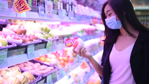 Mooie Aziatische Vrouw Wandelen Winkelen Supermarkt — Stockvideo