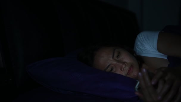 晚上在床上玩智能手机的亚洲女人 — 图库视频影像