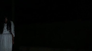 Karanlık içinde hayalet kızın olduğu korkunç video, Cadılar Bayramı konsepti. 