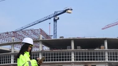 Teknisyen uçağın motorunu tamir ediyor, kadın uzay mühendisi uçak motorlarını kontrol ediyor.