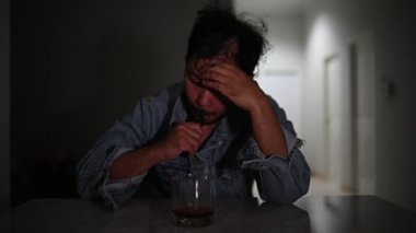 Evde masada oturan sarhoş erkek alkolik, alkol bağımlılığı konsepti