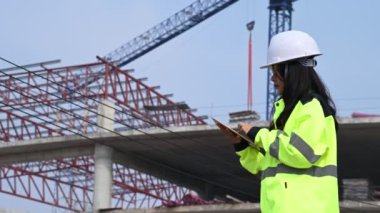 Büyük bir inşaat projesinde çalışan Asyalı kadın mühendis.