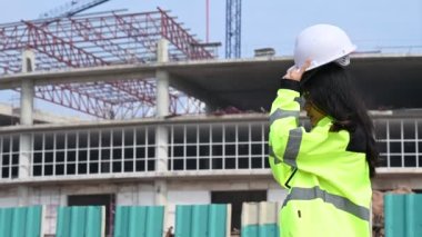 Büyük bir inşaat projesinde çalışan Asyalı kadın mühendis.
