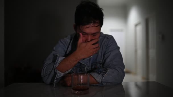 Evde Masada Otururken Sigara Içen Sarhoş Erkek Alkolik Alkol Bağımlılığı — Stok video