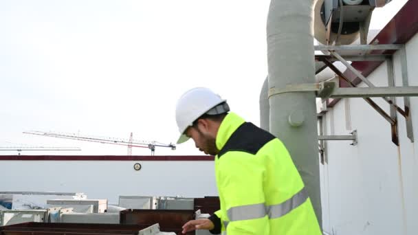 Engenheiro Asiático Manutenção Sistema Gerenciamento Águas Residuais Uma Fábrica Enorme — Vídeo de Stock