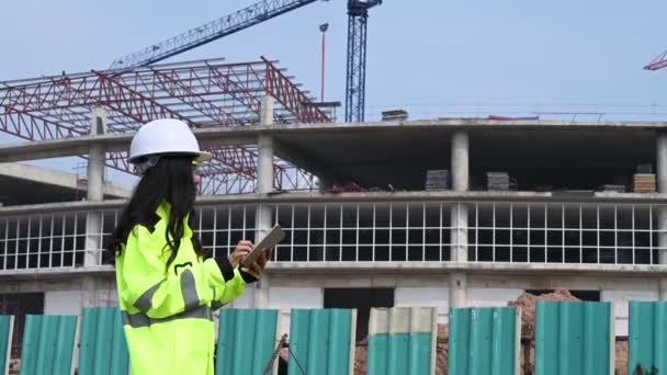 Asiatique Femme Ingénieur Travaillant Sur Site Grand Projet Construction — Video