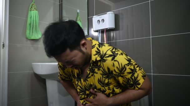 Asain Homme Assis Sur Cuvette Toilette Concept Constipation — Video