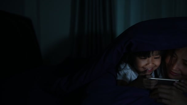 Mama Córka Grają Smartfona Łóżku Nocy — Wideo stockowe