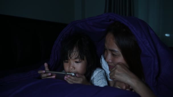 Mom Daughter Playing Smartphone Bed Nighttime — Stock Video
