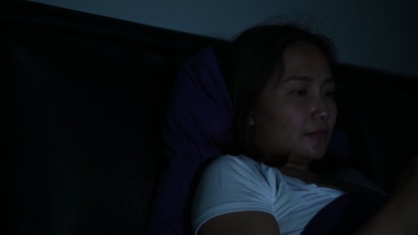 Mujer Asiática Jugando Smartphone Cama Por Noche — Vídeos de Stock