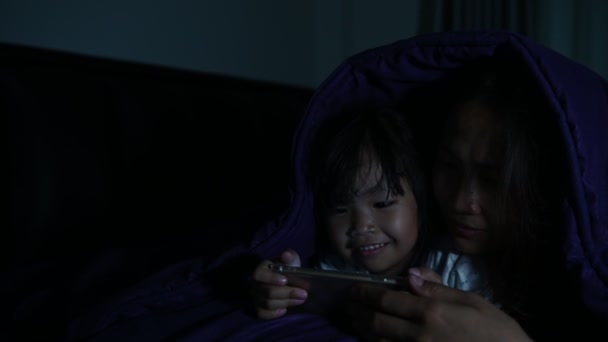 Mamá Hija Jugando Smartphone Cama Por Noche — Vídeos de Stock