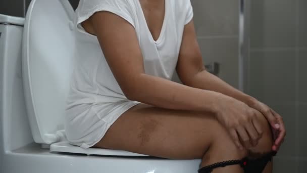 Asiatin Sitzt Auf Toilettenschüssel Probleme Mit Ausscheidungskonzept — Stockvideo