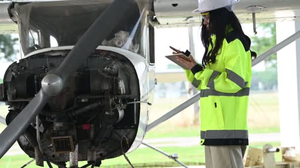 Teknisyen Uçağın Motorunu Tamir Ediyor Kadın Uzay Mühendisi Uçak Motorlarını — Stok video