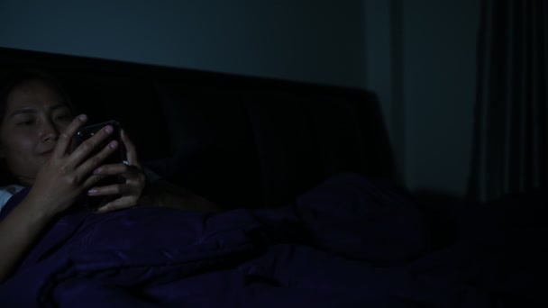 Ασιάτισσα Γυναίκα Παίζει Smartphone Στο Κρεβάτι Νύχτα — Αρχείο Βίντεο