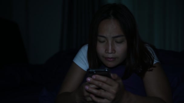 밤중에 침대에서 스마트폰을 아시아 — 비디오