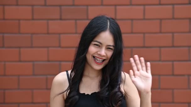 Porträt Von Hübsch Asiatisch Frau Auf Ziegelwand Hintergrund — Stockvideo