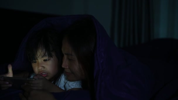 Mamá Hija Jugando Smartphone Cama Por Noche — Vídeos de Stock