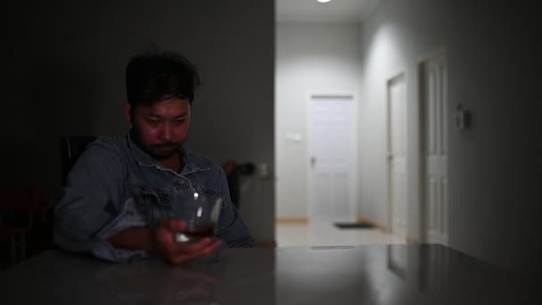 Evde Masada Otururken Sigara Içen Sarhoş Erkek Alkolik Alkol Bağımlılığı — Stok video